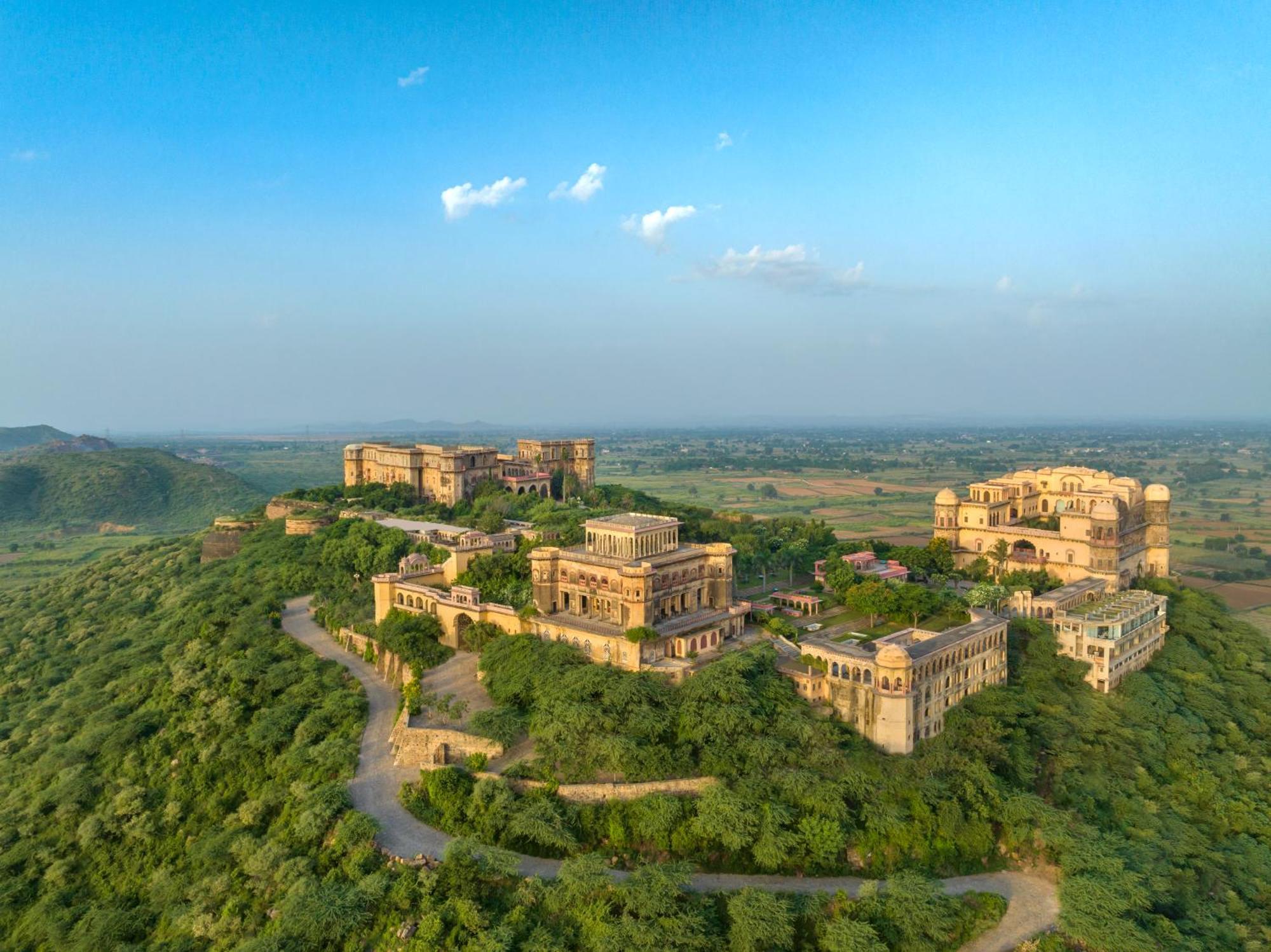 Neemrana'S - Tijara Fort Palace Экстерьер фото